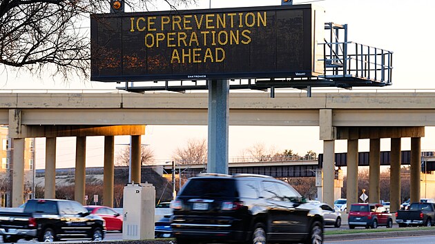 ��ady varuj� texask� �idi�e p�ed bl��c� se v�nic�. (21. ledna 2026)