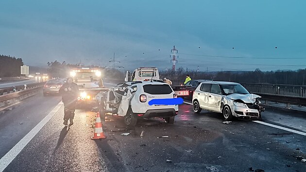 Na d�lnici D3 na T�borsku se srazila dv� osobn� a jedno n�kladn� auto. (26. ledna 2026)