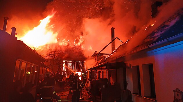 V Doln�ch Slov�nic�ch ho�el d�m a p�ilehl� stodola. (21. ledna 2026)