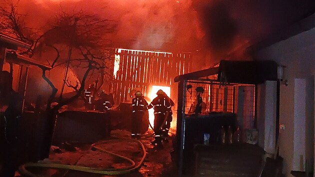 V Doln�ch Slov�nic�ch ho�el d�m a p�ilehl� stodola. (21. ledna 2026)