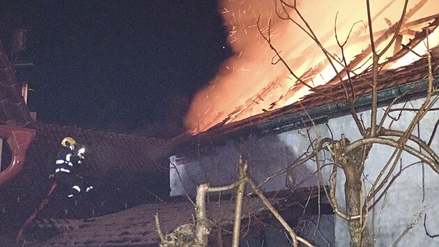 V Doln�ch Slov�nic�ch ho�el d�m a p�ilehl� stodola. (21. ledna 2026)