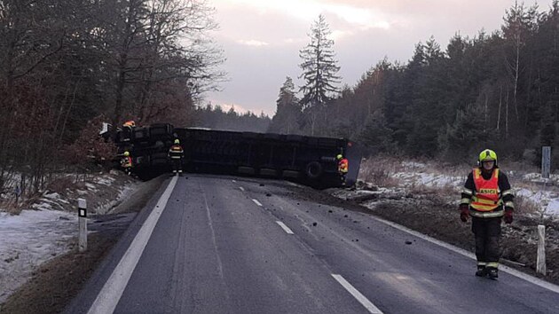 Kamion se p�evr�til na silnici mezi �esk�mi Velenicemi a Novou Vs� nad Lu�nic�.