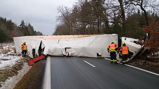 Kamion se p�evr�til na silnici mezi �esk�mi Velenicemi a Novou Vs� nad Lu�nic�. (26. ledna 2026)