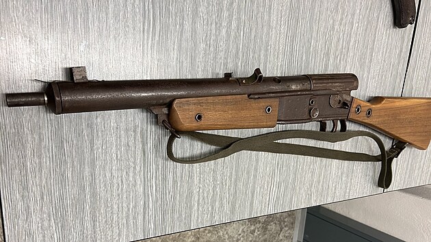 Leto�n� zbra�ov� amnestie p�inesla policist�m z �esk�ch Bud�jovic mimo��dn� kousek - karabinu Volkssturmu VG-45.