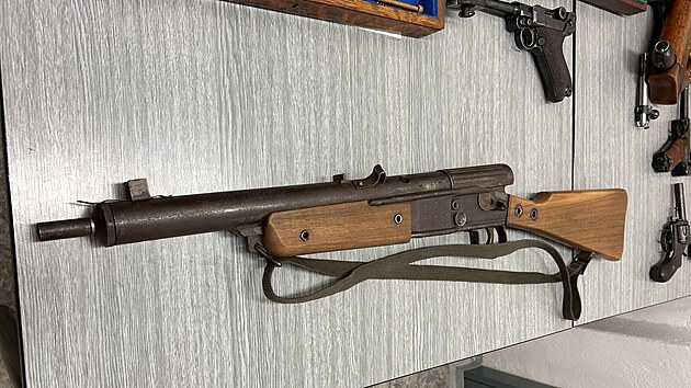 Leto�n� zbra�ov� amnestie p�inesla policist�m z �esk�ch Bud�jovic mimo��dn� kousek - karabinu Volkssturmu VG-45.
