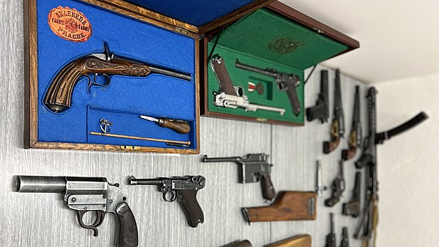 Zbra�ov� amnestie plat� od 1. ledna do konce �ervna. Lid� p�i n� mohou beztrestn� odevzdat �i legalizovat neleg�ln� dr�en� zbran� �i st�elivo.