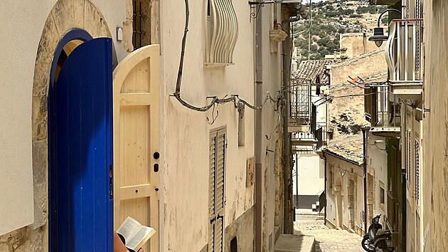 Mat�j bydl� ve sv�m dom� Casa Asmara, kter� stoj� v �zk� uli�ce Via Asmara.