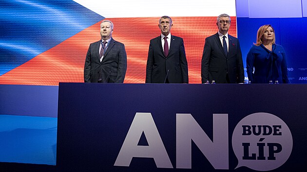 Zah�jen� volebn�ho sn�mu ANO. Zleva hejtman Richard Brabec, kter� sn�m moderuje, premi�r Andrej Babi�, vicepremi�r Karel Havl��ek a ministryn� financ� Alena Schillerov�