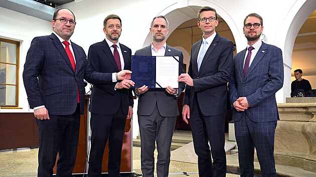 P�edsedov� opozi�n�ch stran zleva Marek V�born� (KDU-�SL), V�t Raku�an (SPOLU), Zden�k H�ib (Pir�ti), Martin Kupka (ODS) a Mat�j Ond�ej Havel (TOP 09) podepsali prohl�en� na podporu Gr�nska a D�nska (21. ledna 2026)