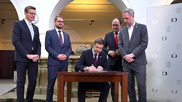 P�edsedov� opozi�n�ch stran zleva Marek V�born� (KDU-�SL), V�t Raku�an (SPOLU), Zden�k H�ib (Pir�ti), Martin Kupka (ODS) a Mat�j Ond�ej Havel (TOP 09) podepsali prohl�en� na podporu Gr�nska a D�nska (21. ledna 2026)