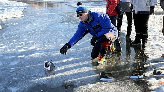 �ehling je recesistick� sport, p�i n�m� se pos�laj� �ehli�ky po ledu. Sout�� se na p�esnost a na vzd�lenost.