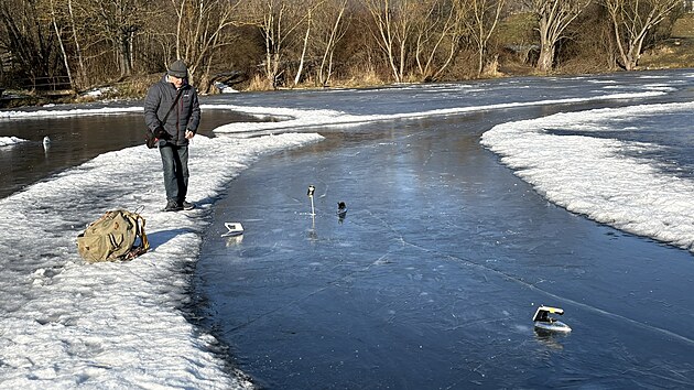 �ehling je recesistick� sport, p�i n�m� se pos�laj� �ehli�ky po ledu. Sout�� se na p�esnost a na vzd�lenost.