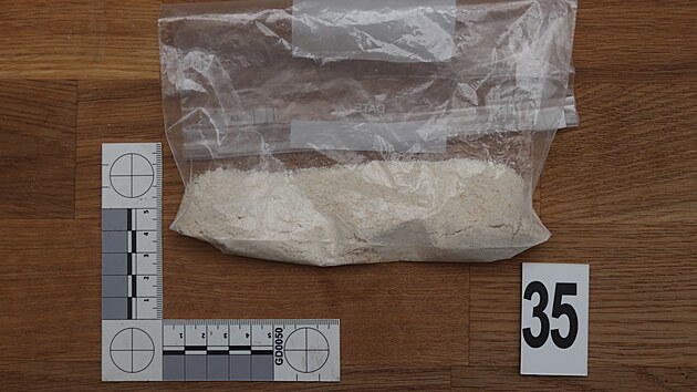 Celn�ci p�i razii na ji�n� Morav� a T�eb��sku na�li drogy i materi�l na jejich v�robu, st�eln� pero a kraden� elektrokola.