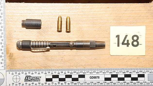 Celn�ci p�i razii na ji�n� Morav� a T�eb��sku na�li drogy i materi�l na jejich v�robu, st�eln� pero a kraden� elektrokola.