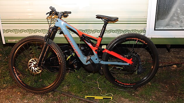 Celn�ci p�i razii na ji�n� Morav� a T�eb��sku na�li drogy i materi�l na jejich v�robu, st�eln� pero a kraden� elektrokola.