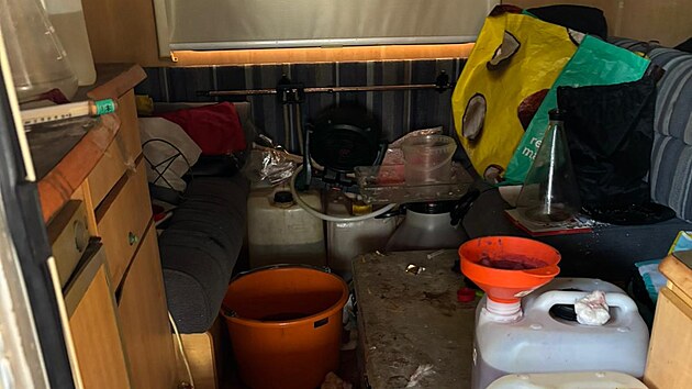 Celn�ci p�i razii na ji�n� Morav� a T�eb��sku na�li drogy i materi�l na jejich v�robu, st�eln� pero a kraden� elektrokola.