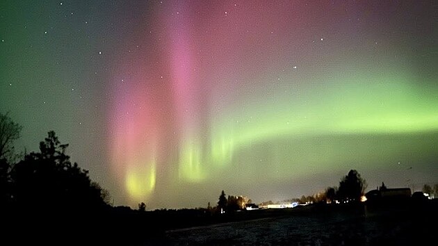 Michaela Gregor v �ter� 20. ledna 2026 vyfotila na Blanensku pol�rn� z��i. Zat�mco na sn�mc�ch vypad� p�sobiv�, pouh�m okem byla vid�t jen slab�.