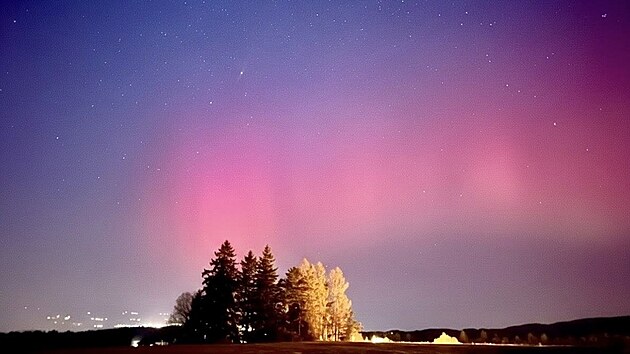 Michaela Gregor v �ter� 20. ledna 2026 vyfotila na Blanensku pol�rn� z��i. Zat�mco na sn�mc�ch vypad� p�sobiv�, pouh�m okem byla vid�t jen slab�.