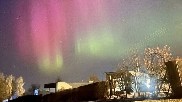 Michaela Gregor v �ter� 20. ledna 2026 vyfotila na Blanensku pol�rn� z��i. Zat�mco na sn�mc�ch vypad� p�sobiv�, pouh�m okem byla vid�t jen slab�.