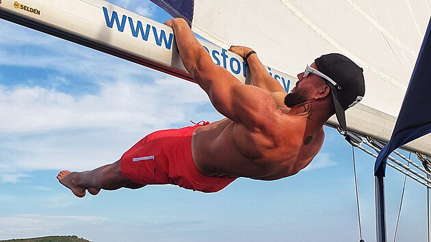 Tren�r kalisteniky Jan Zdrubeck� rad�, jak spr�vn� cvi�it s vlastn�m t�lem. Kalistenika podle n�j nem� nikdy konec, v�dy se daj� d�lat t잚� a t잚� v�ci.