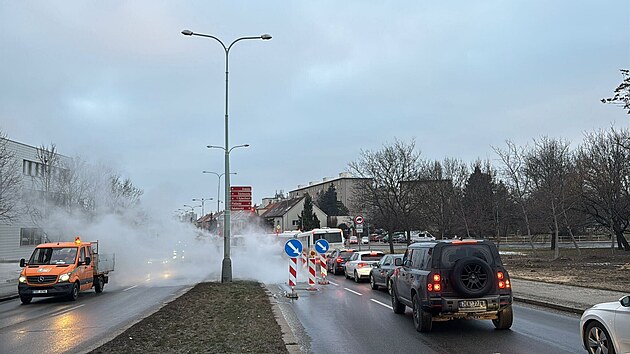 V pra�sk� ulici Na Pades�t�m prasklo potrub�. (21. ledna 2026)