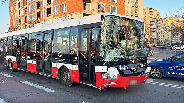 V pra�sk�ch Let�anech narazil autobus do sloupu. (20. ledna 2026)