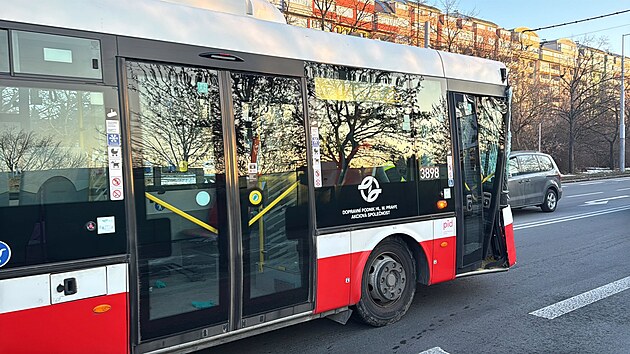 V pra�sk�ch Let�anech narazil autobus do sloupu. (20. ledna 2026)