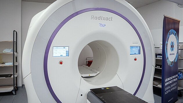 Ve VFN Praha byl dnes p�edstaven nov� oza�ova� Radixact, kter� umo��uje efektivn�j�� l��bu i obt�n� l��iteln�ch onkologick�ch pacient�. (27. ledna 2025)