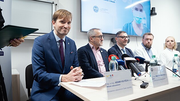 Ve VFN Praha byl p�edstaven nov� oza�ova� Radixact, kter� umo��uje efektivn�j�� l��bu i obt�n� l��iteln�ch onkologick�ch pacient�. Na sn�mku ministr zdravotnictv� Adam Vojt�ch. (27. ledna 2025)