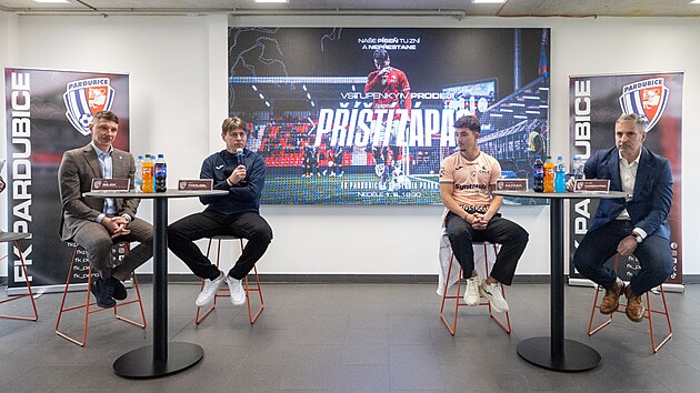 Zleva sportovn� �editel Ji�� B�lek, tren�r Jan Trousil, kapit�n Vojt�ch Patr�k a Daniel Tamchyna (CEO Kaprain Chemicals) na tiskov� konferenci FK Pardubice p�ed zah�jen�m jarn� ��sti sezony. (27. ledna 2026)