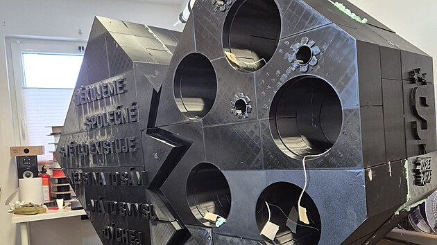 Ob�� 3D socha ve tvaru srdce vznikala ��ste�n� v Pardubic�ch. (26. ledna 2026)