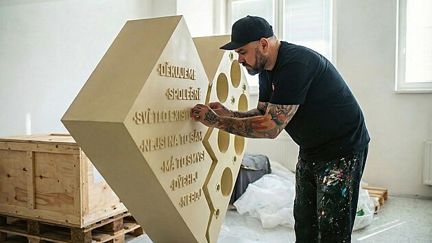 Ob�� 3D socha ve tvaru srdce pro projekt Sparta vzd�v� hold vznikala ��ste�n� v Pardubic�ch pod rukama v�tvarn�ka Josefa Rataje. (26. ledna 2026)