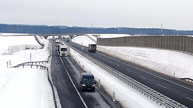 Izolovan� kus d�lnice mezi Janovem a Opatovcem z p�vodn� silnice I/35 odvedl prakticky ve�kerou dopravu.