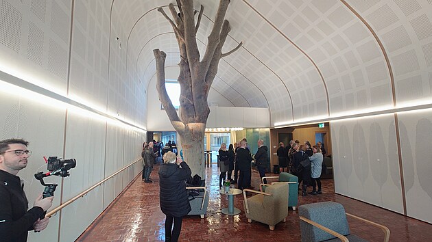 Ve Vendol� se otev�el nov� komunitn� domov pro seniory. Jeho st�echu podep�r� strom. (20. ledna 2026)