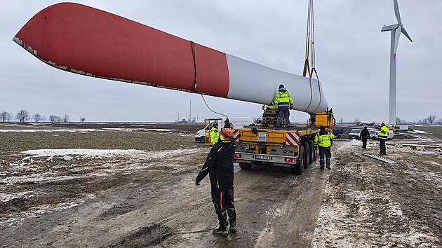 Na Ostr�m Kameni nedaleko Svitav za�ala v�m�na ob��ch list� na dvou v�trn�ch elektr�rn�ch.