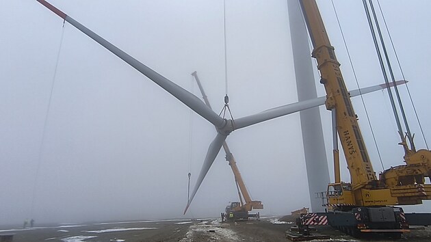 Na Ostr�m Kameni nedaleko Svitav za�ala v�m�na ob��ch list� na dvou v�trn�ch elektr�rn�ch.