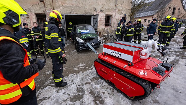 Hasi�i v Poli�ce uk�zali testov�n� hasic�ho robota Hecthor II. (23. ledna 2026)