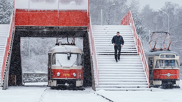 Sn�h v hlavn�m m�st� od r�na komplikuje dopravu. Pra��t� silni���i nasadili ve�kerou techniku a pracovn�ky ru�n�ho �klidu. (29. ledna 2026)