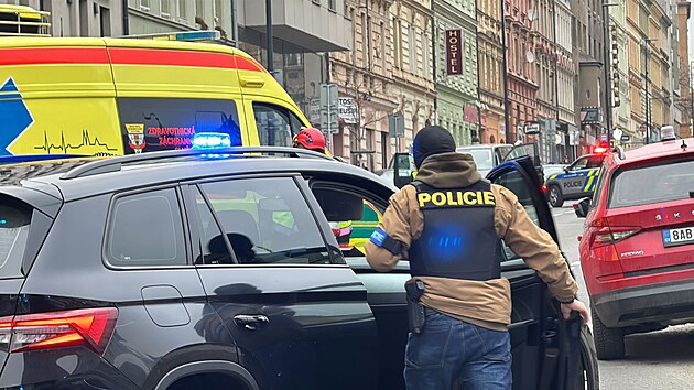 Des�tky policist� zasahuj� na pra�sk�m �i�kov� u hl�en� st�elby ve �kole. (23. ledna 2026)