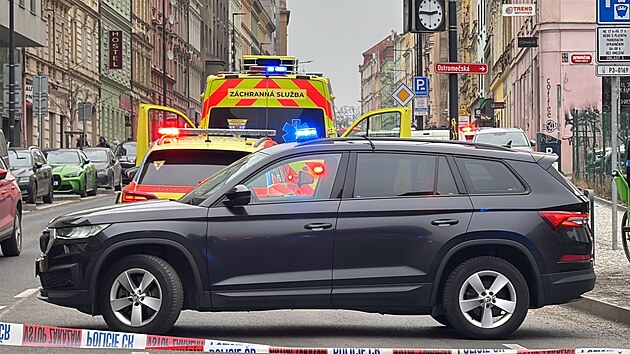 Des�tky policist� zasahuj� na pra�sk�m �i�kov� u hl�en� st�elby ve �kole. (23. ledna 2026)