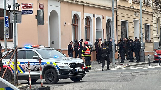 Des�tky policist� zasahuj� na pra�sk�m �i�kov� u hl�en� st�elby ve �kole. (23. ledna 2026)