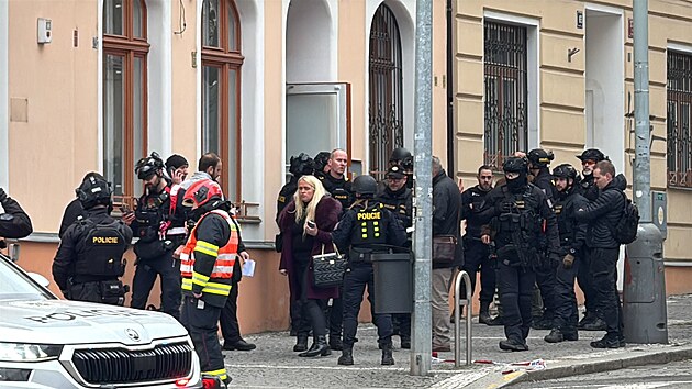 Des�tky policist� zasahuj� na pra�sk�m �i�kov� u hl�en� st�elby ve �kole. (23. ledna 2026)