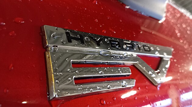 Pod kapotou siln�j�� varianty je full-hybrid. Benzinov� osmn�ctistovce s v�konem 80 kW (109 kon�) asistuj� dva elektromotory