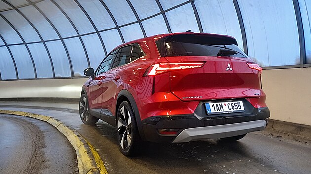 Grandis ji� nen� ob�� futuristick� MPV jako v letech v letech 2003 a� 2011, ale kompaktn� crossover, kter� se trefuje do noty pro ka�d�ho, komu je ASX mal� a Outlander p��li� velk�.