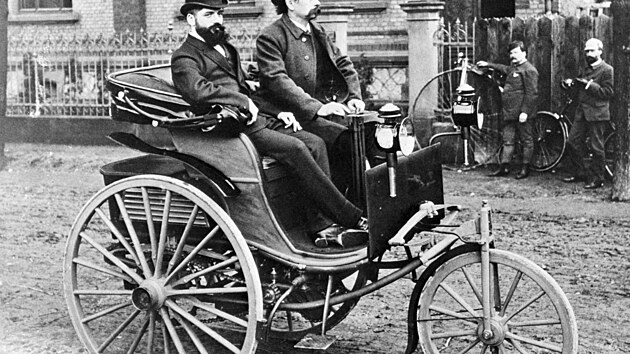Carl Benz (vpravo) se t�et�m v�vojov�m kusem sv�ho patentovan�ho motorov�ho vozu. Vyrobilo se jich asi 25 kus�. T��kolka l�kala i mnoh� podiv�ny. Koupil si ji i jeden t�ce nemocn� boh��, kter� cht�l je�t� p�ed svou smrt� za��t n�co neobvykl�ho, zav�n�j�c�ho budoucnost�.