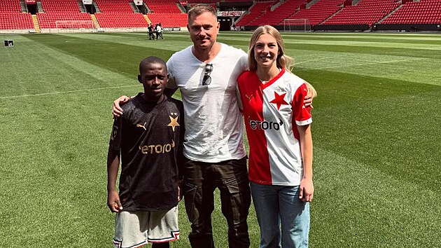 Talentovan� fotbalista Joshua (vpravo), kter�ho Libor Volf objevil v Ugand�, by se m�l brzy p�ipojit do akademie Slavie.