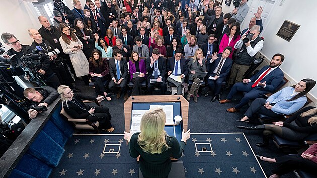 Tiskov� mluv�� B�l�ho domu Karoline Leavittov� b�hem tiskov� konference v B�l�m dom� ve Washingtonu, D.C., USA, 26. ledna 2026.