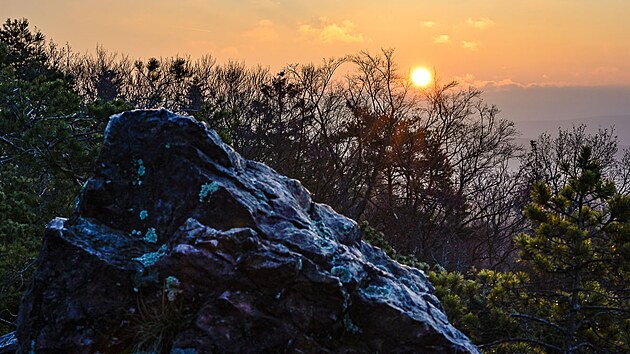 Zimn� v�chod slunce na �ertovce