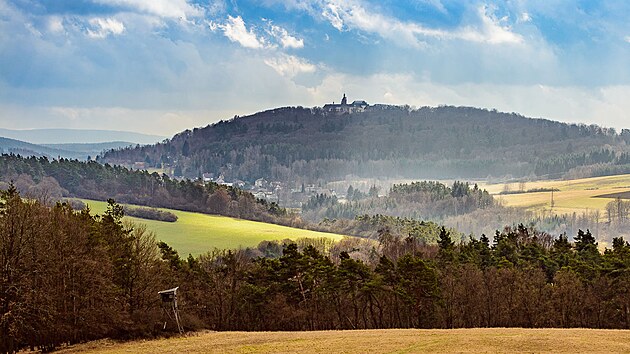 Z�mek Zbiroh stoj� na zdaleka viditeln�m n�vr��.