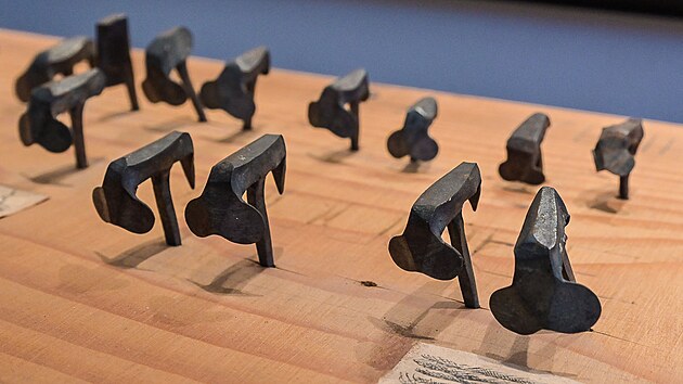 Expozice m�stsk�ho muzea dokumentuje v�voj �emesel na Zbiro�sku � v�etn� zanikl�ho cvo�ka�sk�ho �emesla.